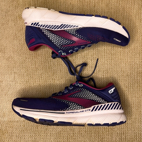 Brooks Adrenaline GTS 22 Running Shoes - Picture 2 of 9